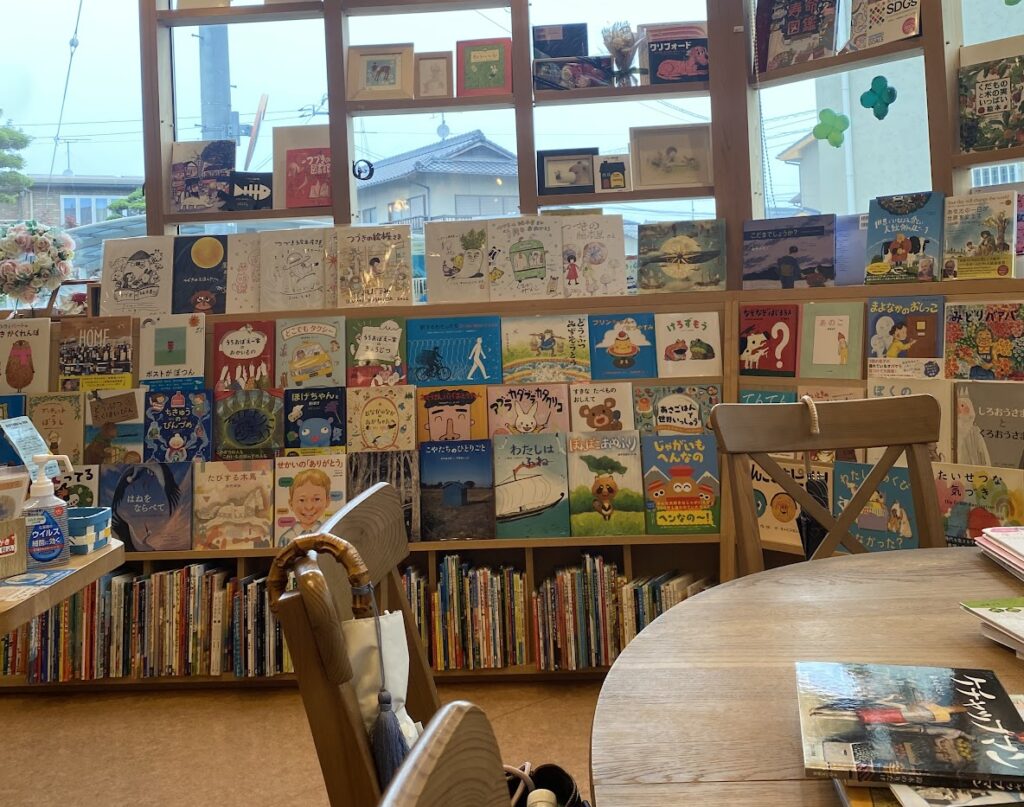 つづきの絵本屋 内観