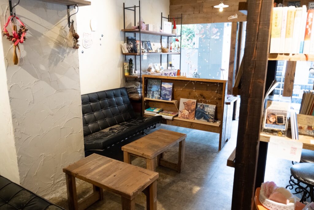 bookcafedays_店内写真_テーブルとソファ